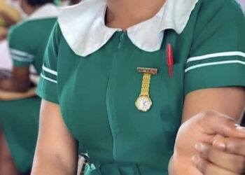 Nurse in tears after friends influenced her to divorce her husband when she got a job