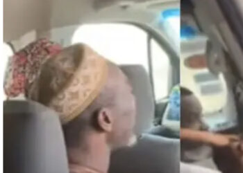 VIDEO: Angry man slaps Trotro driver for delaying their journey