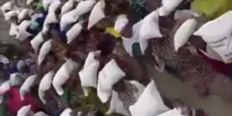 VIDEO: Government gives Nigeria protesters a bag of rice each to stop protesting #Endbadgovernance