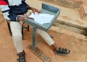 PHOTOS: Teacher arrested for taking pictures of his students learning without desk in his school