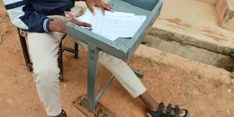 PHOTOS: Teacher arrested for taking pictures of his students learning without desk in his school
